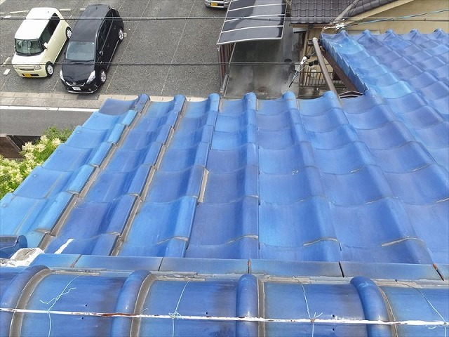 端部の瓦がボンドで固定されている